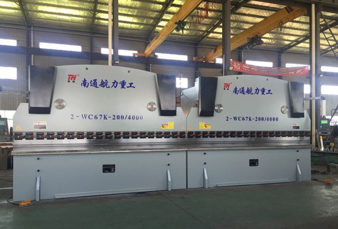 WC67Y-2004000雙機(jī)聯(lián)動(dòng)數(shù)控板料折彎機(jī)